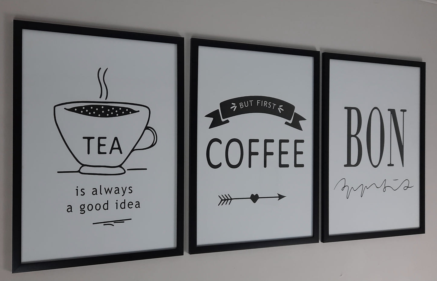 تابلوهات مقاهي بواجهة زجاج أنيقة